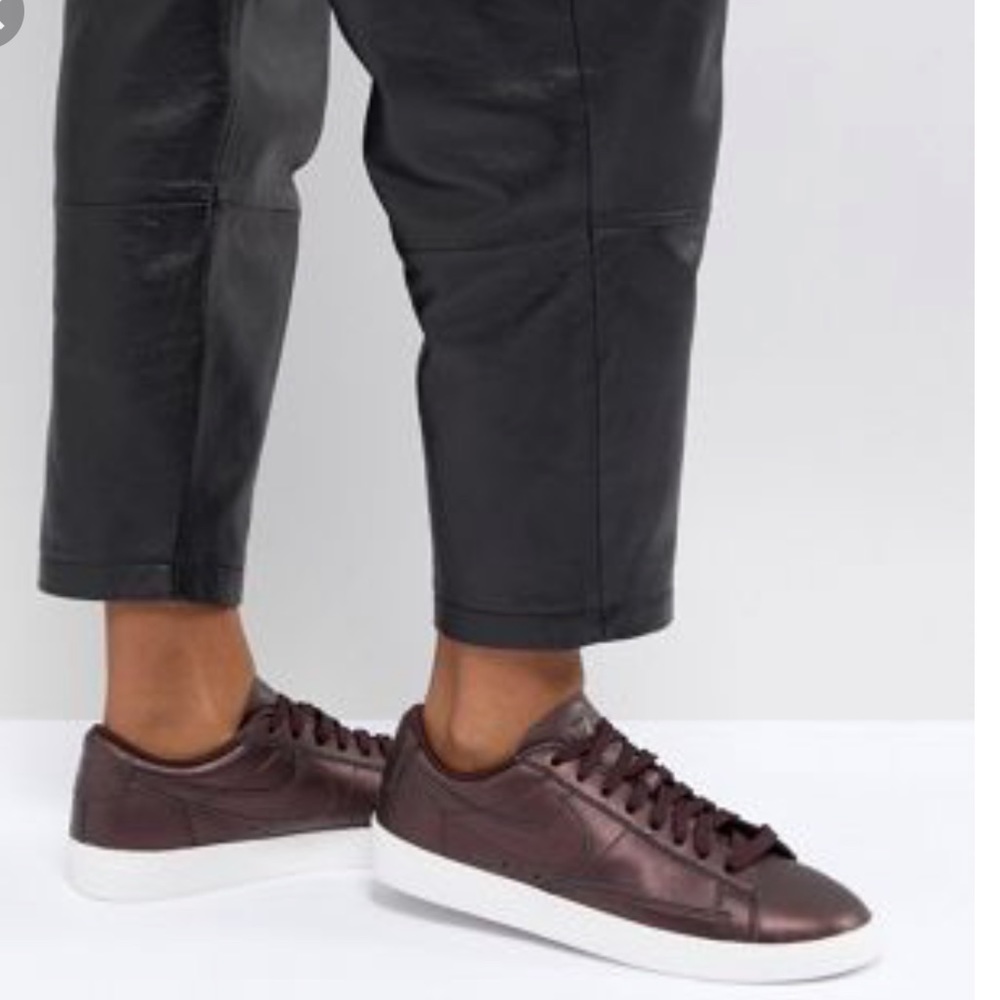đ Santaâs Special đ Nike Blazer Low LE Mtlc Mahogany Womens AUTHENTIC Size 8.5 - Picture 2 of 8